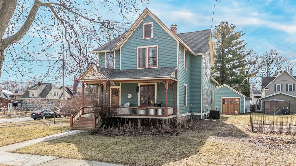 Photo of 913 W 5TH Street, APPLETON, WI 54914 (MLS # 50322154)