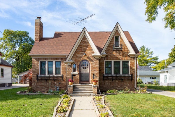 833 EASTMAN ST, OSHKOSH, WI 54901 - Image c042d3cfcb85c01a837eeb3c9af3bdd0/1112795229