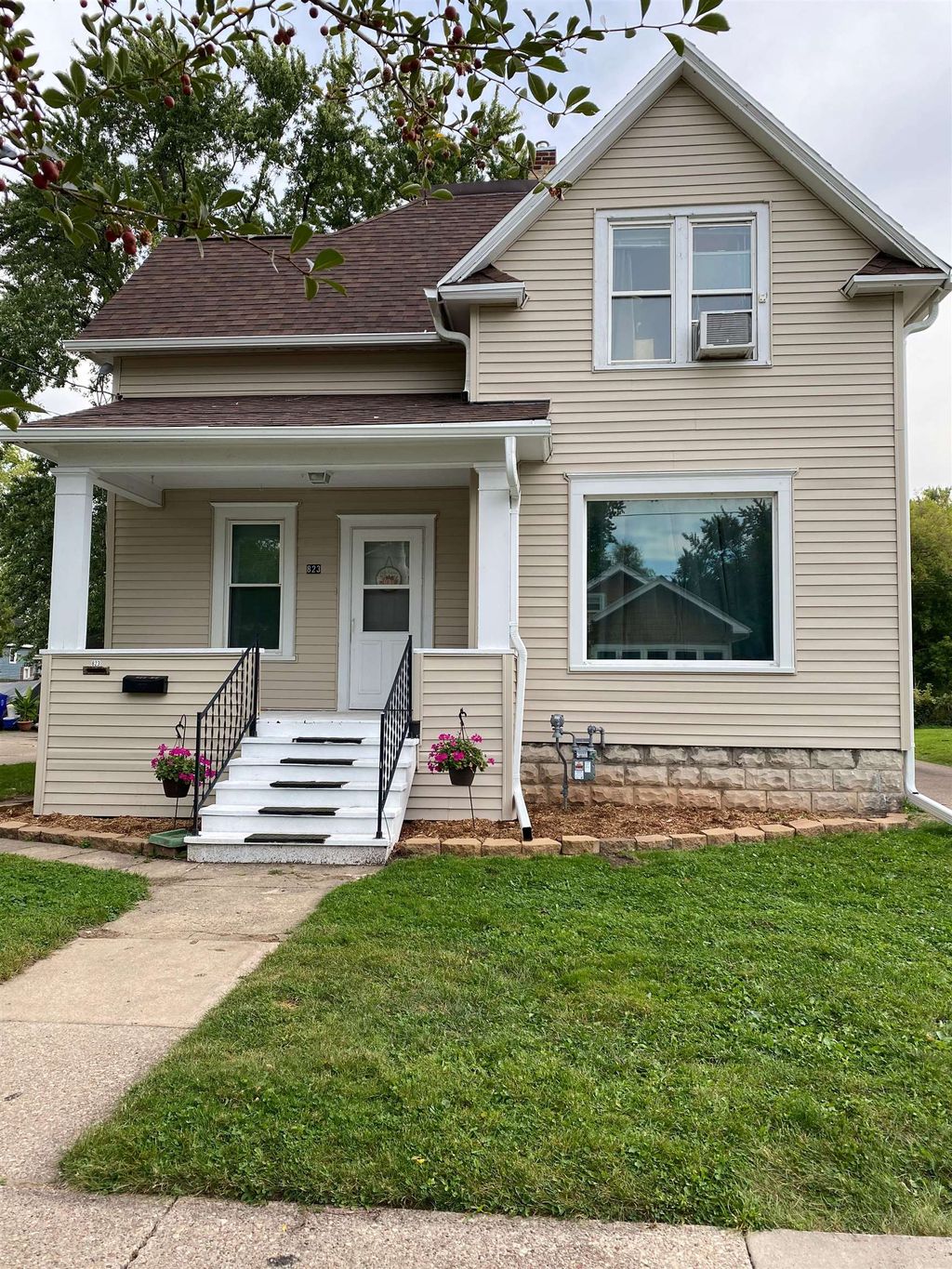 Photo of 823 W OKLAHOMA Street, APPLETON, WI 54914 (MLS # 50322515)