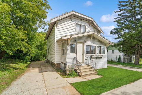 Photo of 1210 COLUMBUS Street, MANITOWOC, WI 54220 (MLS # 50319546)