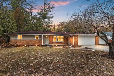 Photo of 1023 LAVERNE Drive, GREEN BAY, WI 54311 (MLS # 50323229)