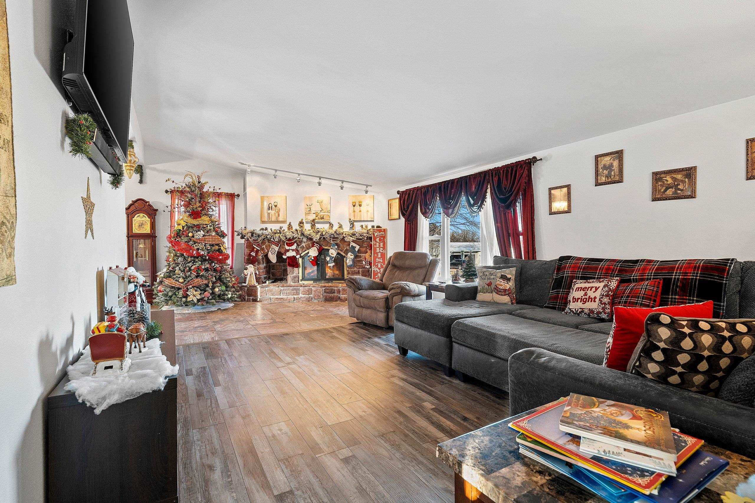 Shawano, Wisconsin 54166, United States, 5 Bedrooms Bedrooms, ,3 BathroomsBathrooms,Residential,Active,22110