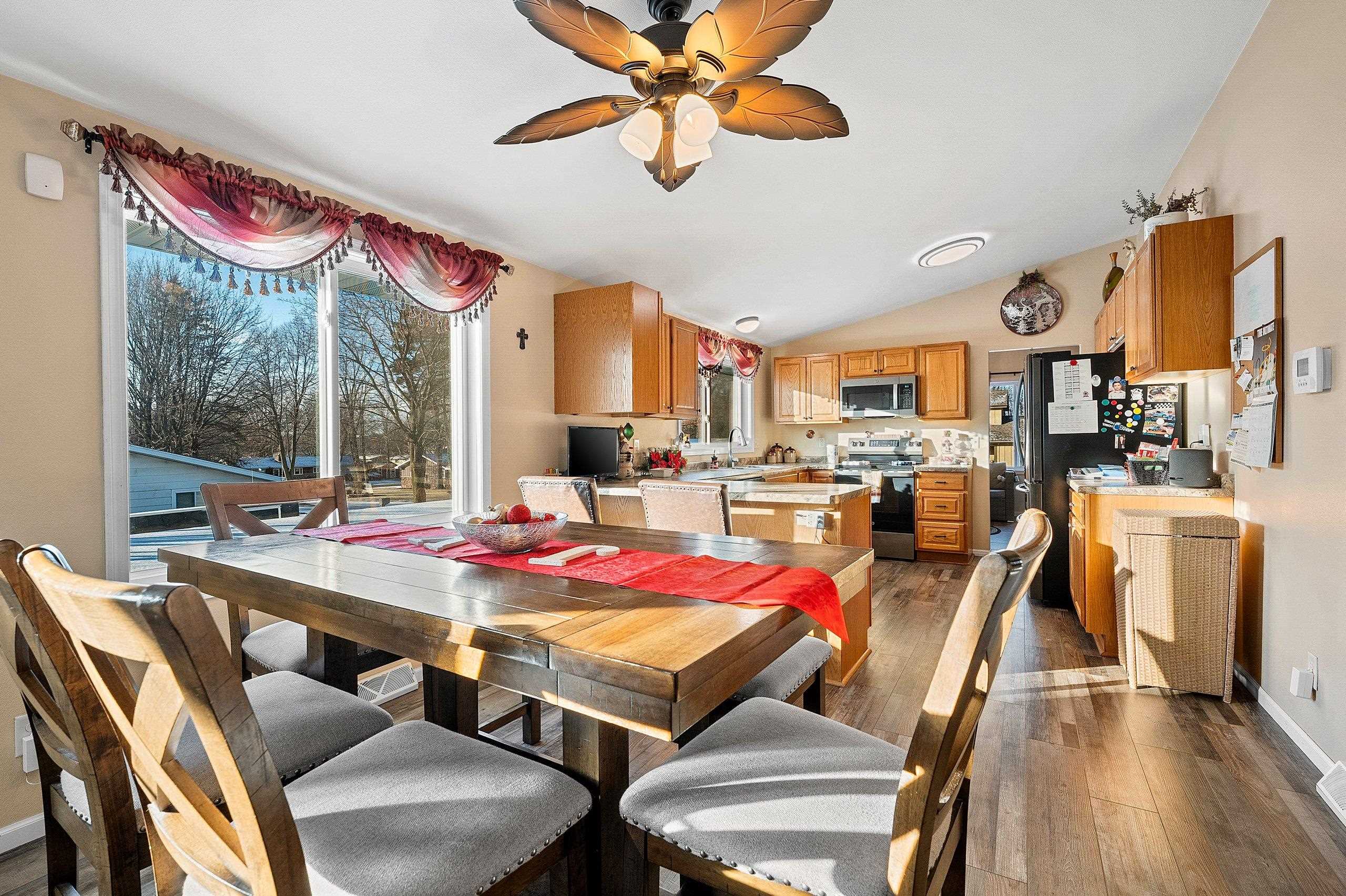 Shawano, Wisconsin 54166, United States, 5 Bedrooms Bedrooms, ,3 BathroomsBathrooms,Residential,Active,22110