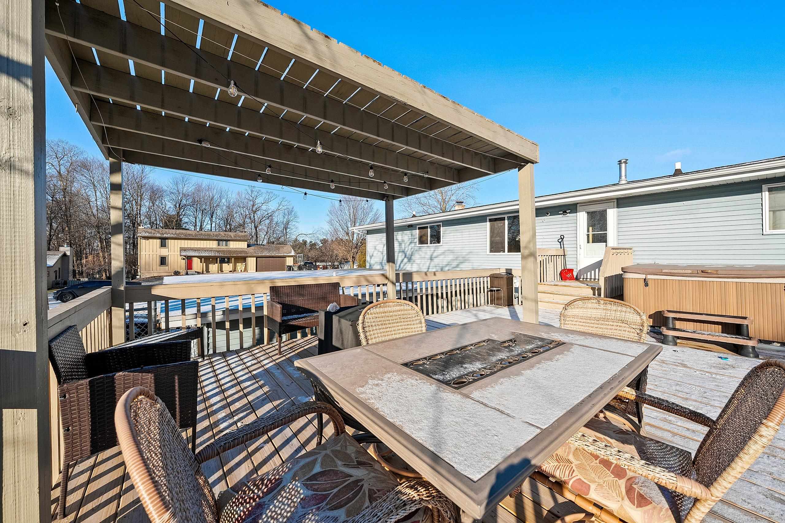 Shawano, Wisconsin 54166, United States, 5 Bedrooms Bedrooms, ,3 BathroomsBathrooms,Residential,Active,22110