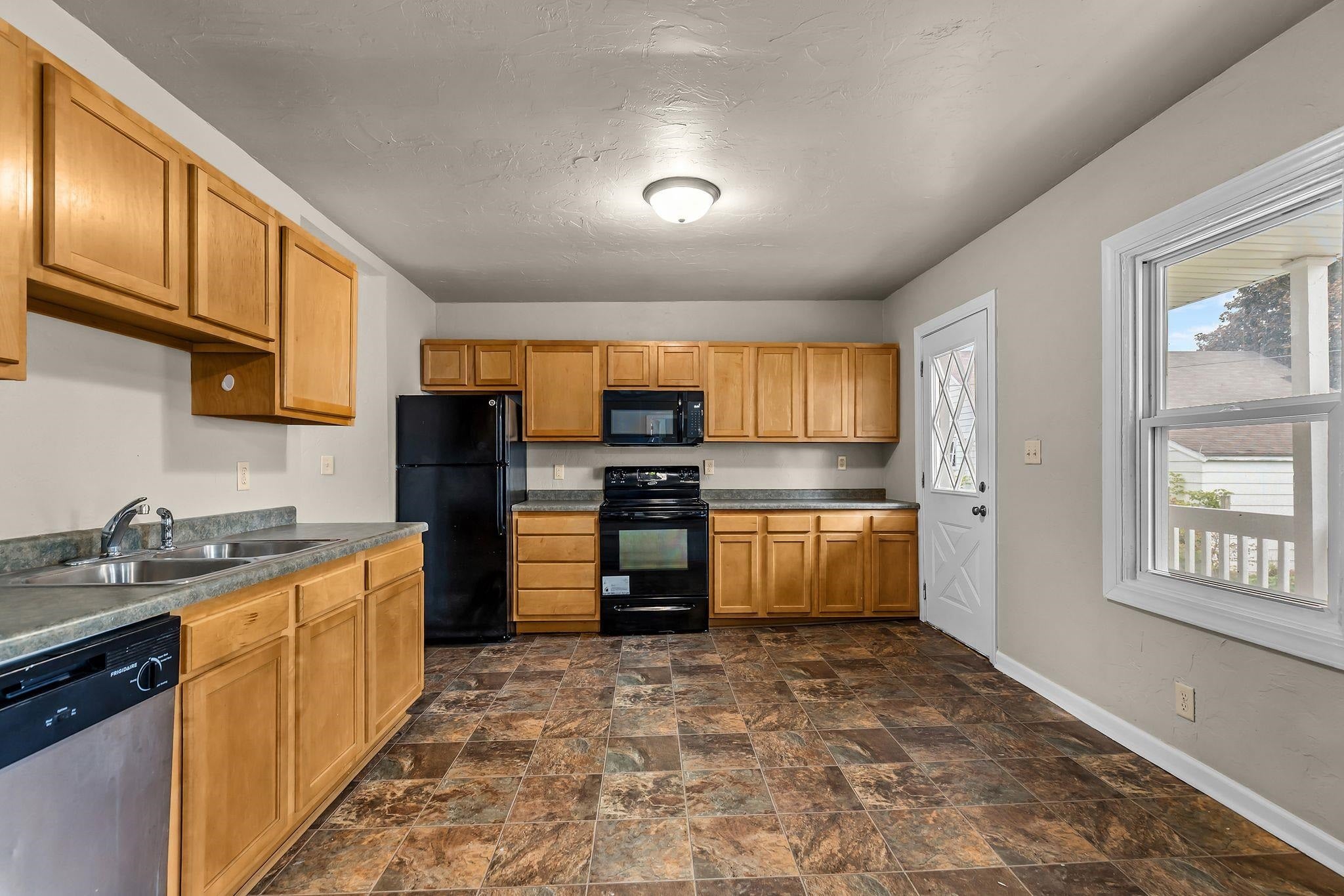 206 W IRVING Avenue