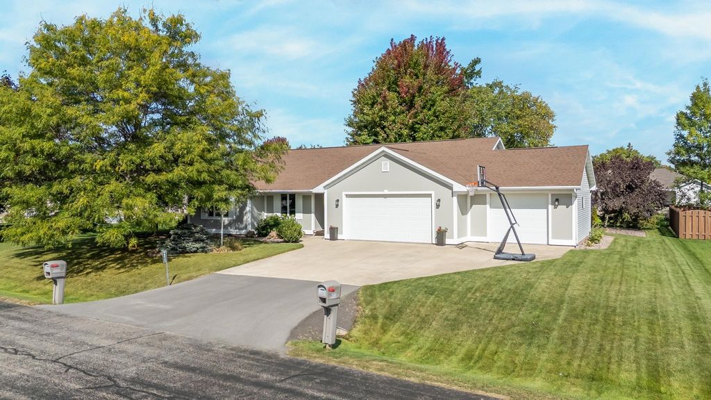 Photo of W6050 PAIGE Way, APPLETON, WI 54915 (MLS # 50315626)