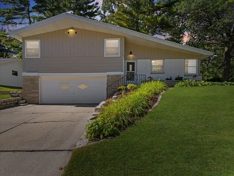 Photo of 1019 MT MARY Drive, GREEN BAY, WI 54311 (MLS # 50316011)