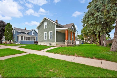 Photo of 822 W 11TH Avenue, OSHKOSH, WI 54902 (MLS # 50332776)