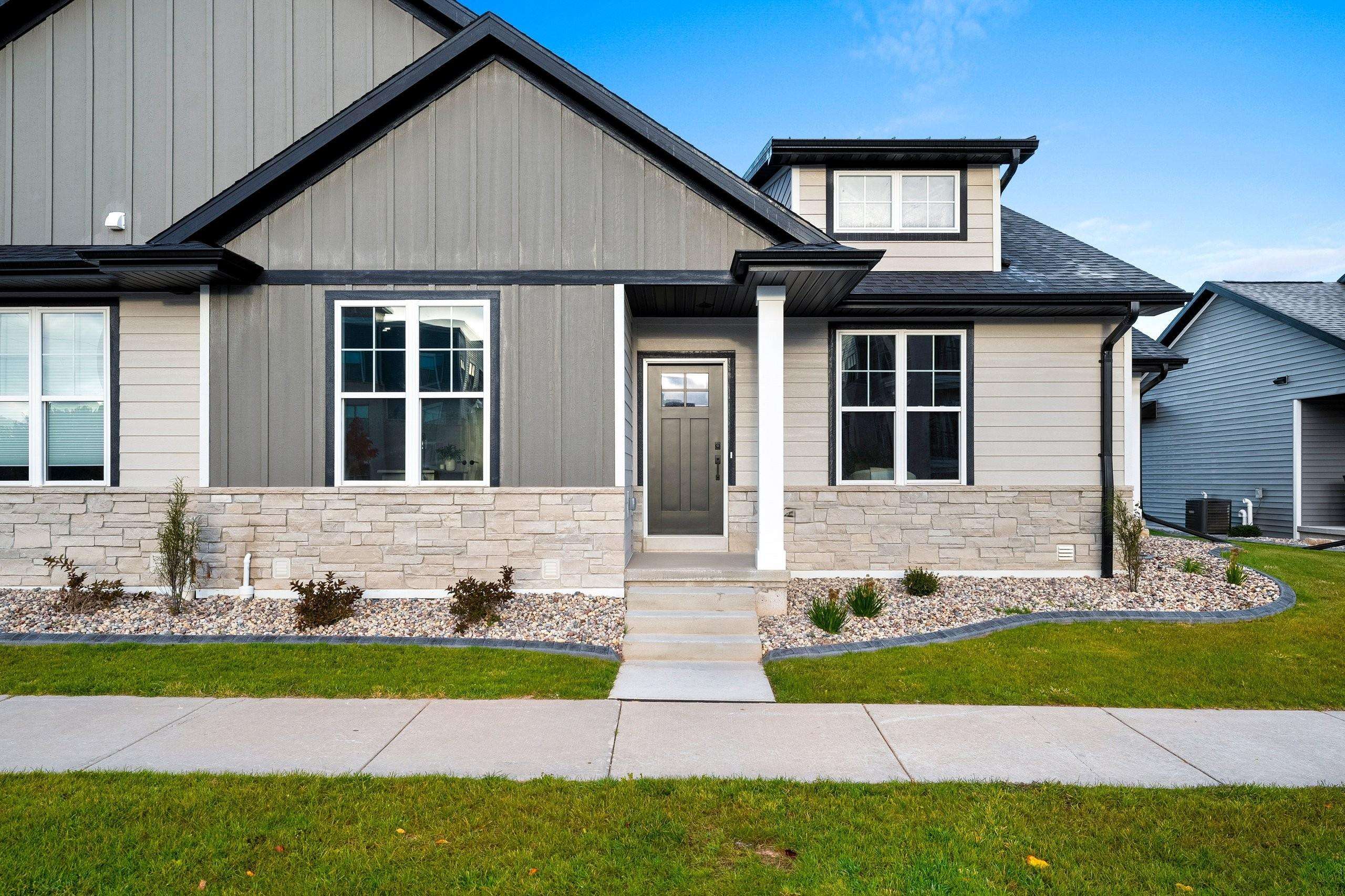 Photo 1 of 34 — 2878 HOWARD Commons, HOWARD, WI 54313