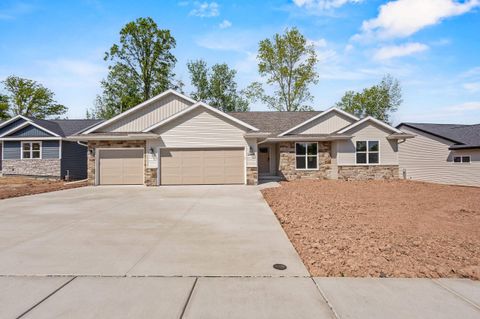 Photo of W157 MEADOW RIDGE Trail, KAUKAUNA, WI 54130 (MLS # 50319731)