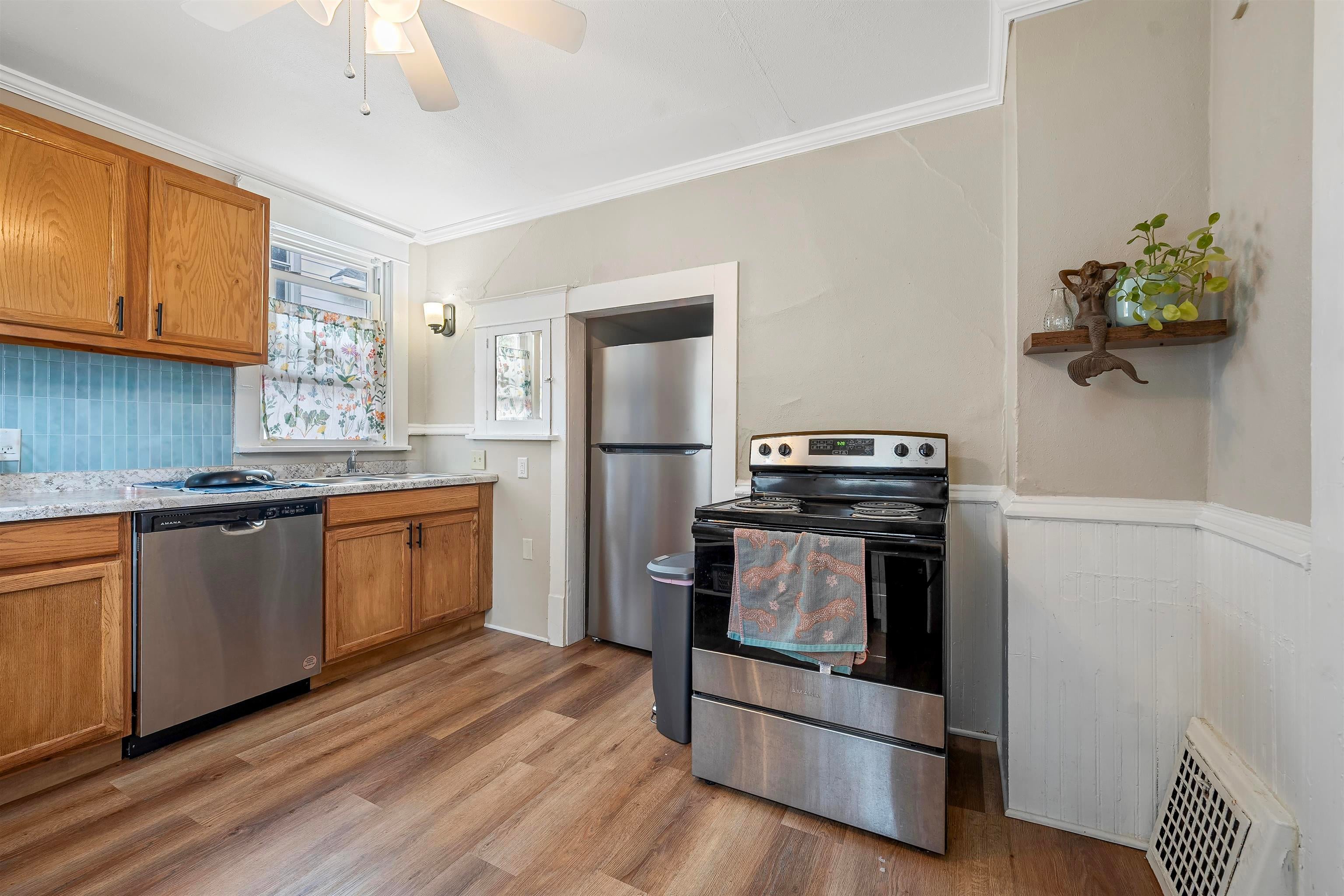 327 W 16TH Avenue