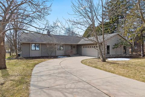 Photo of 2763 S MEMORIAL Drive, GREEN BAY, WI 54313 (MLS # 50323312)