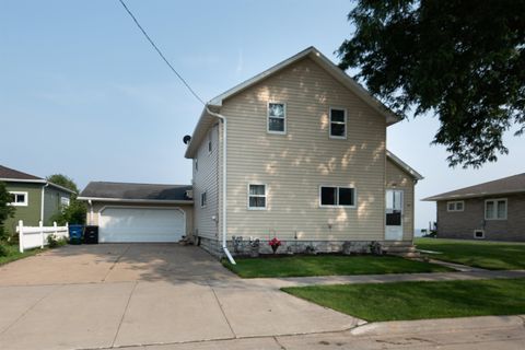 Photo of 28 LAKE Street, OSHKOSH, WI 54901 (MLS # 50312316)