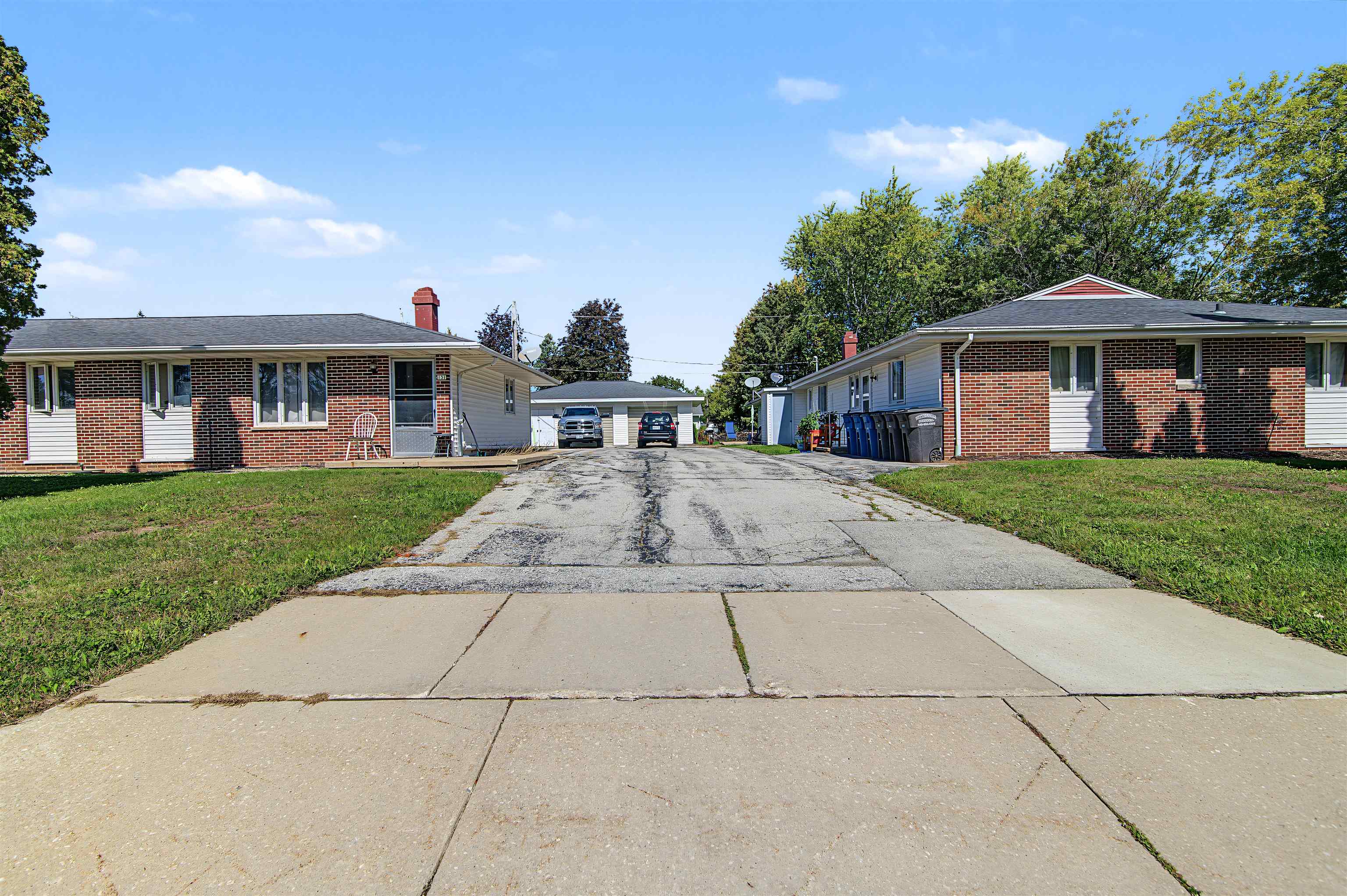 121 W GLENBROOK Drive