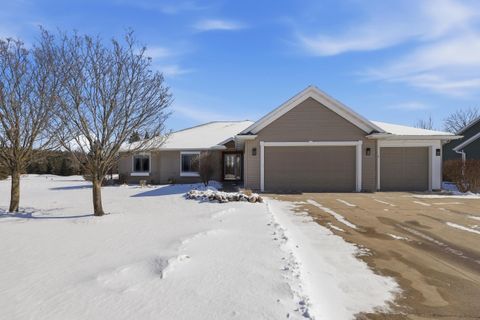 Photo of 1547 FOXFIRE Court, WAUPACA, WI 54981 (MLS # 50321554)