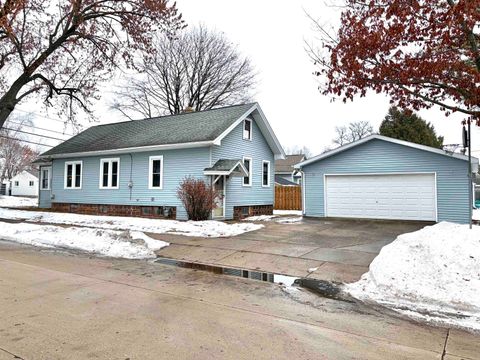 Photo of 1119 W BENT Avenue, OSHKOSH, WI 54901 (MLS # 50319667)