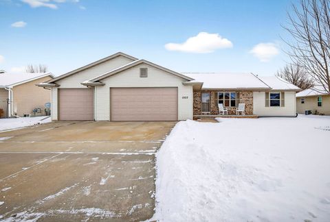 Photo of 1037 TRACEY Street, MENASHA, WI 54952 (MLS # 50319086)