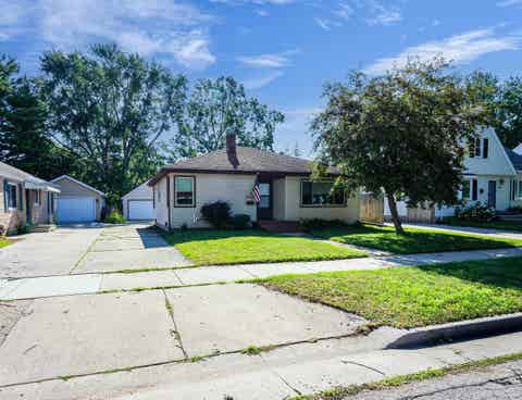 Photo of 2112 N SUPERIOR Street, APPLETON, WI 54911 (MLS # 50330428)