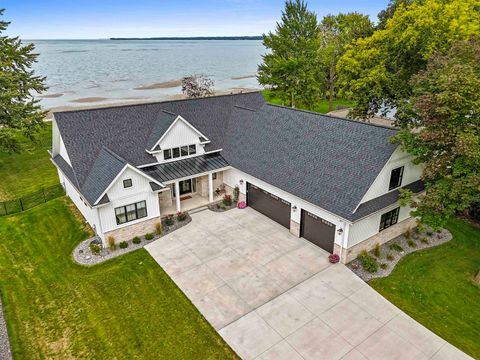 Photo of 1751 EAST SHORE Circle, GREEN BAY, WI 54302 (MLS # 50315097)