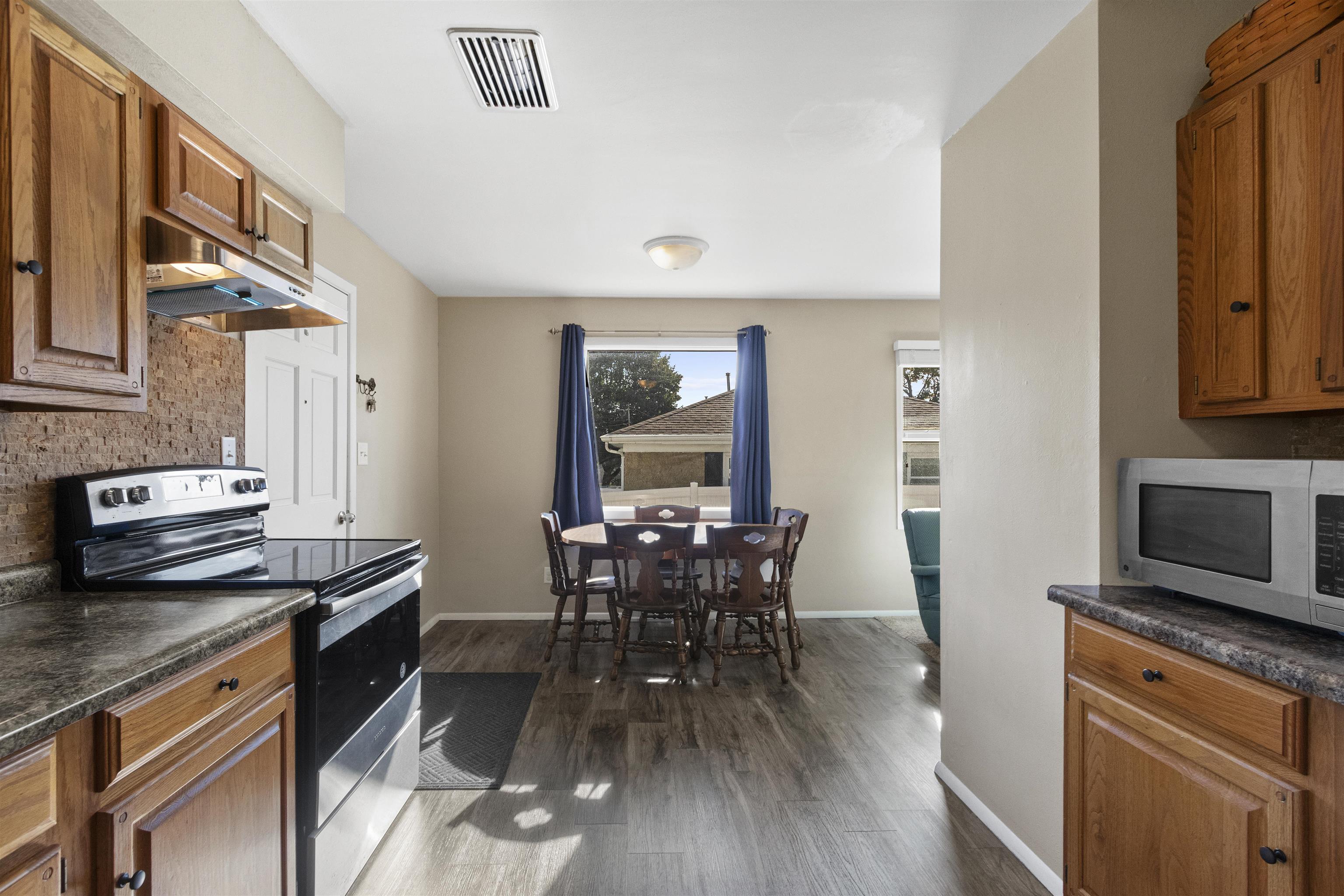 Green Bay, Wisconsin 54304, United States, 3 Bedrooms Bedrooms, ,2 BathroomsBathrooms,Residential,Active,232520