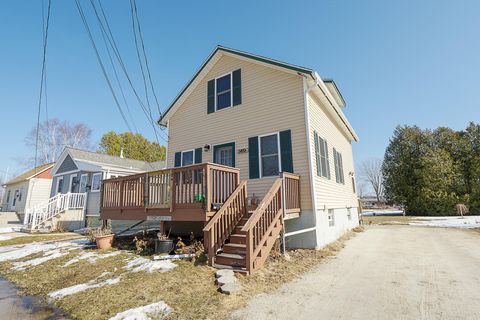 Photo of 1419 SCHOOL Street, TWO RIVERS, WI 54241 (MLS # 50321365)