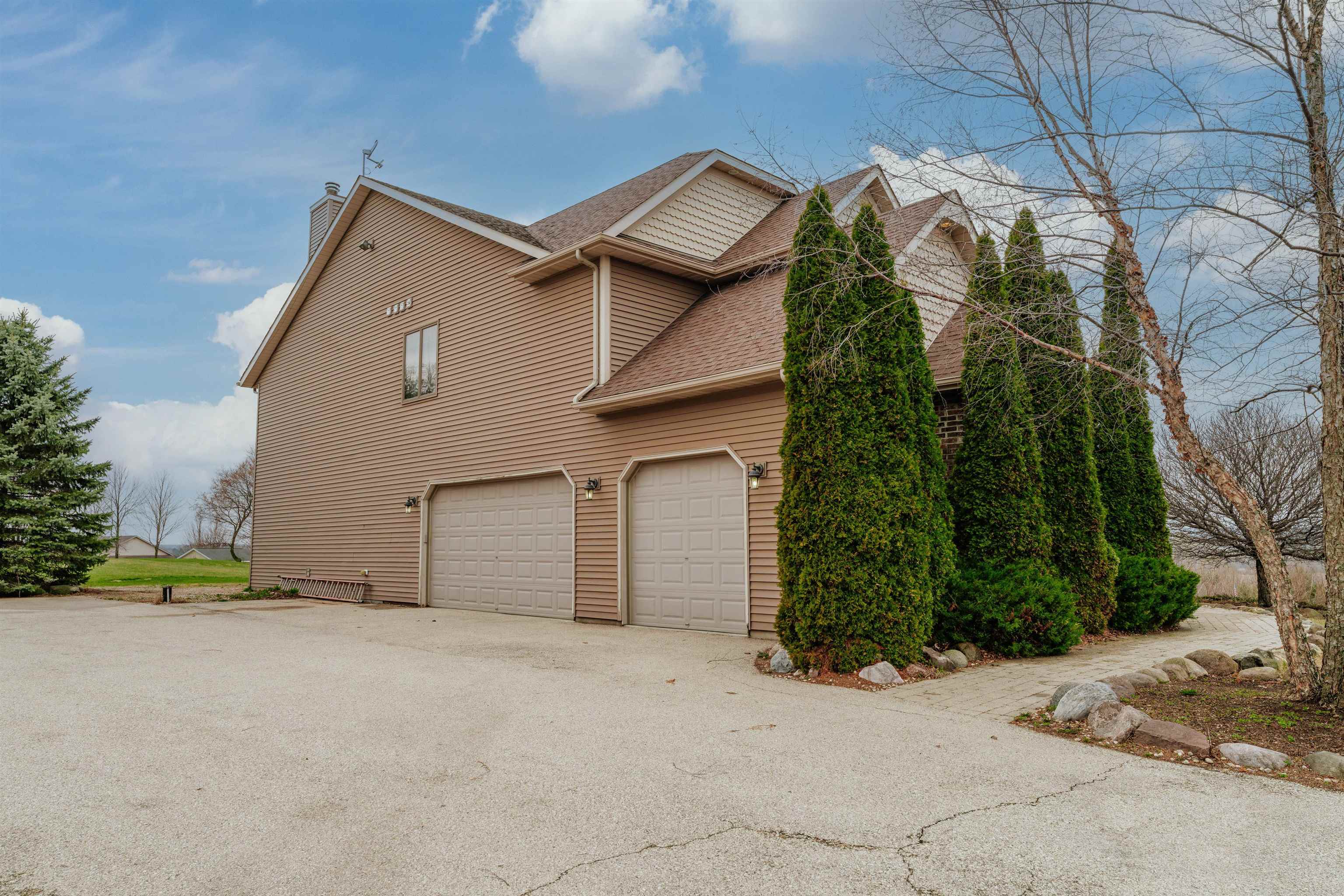 Fredonia, Wisconsin 53021, United States, 5 Bedrooms Bedrooms, ,5 BathroomsBathrooms,Residential,Active,204813