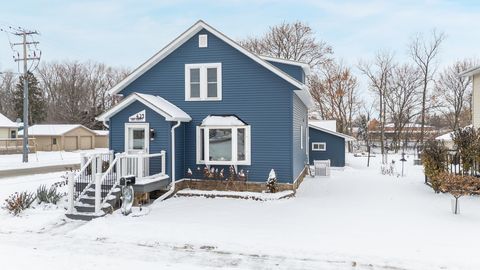 Photo of 423 VAN Street, NEENAH, WI 54956 (MLS # 50318849)