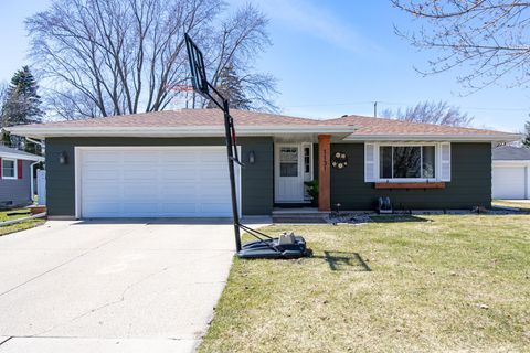 Photo of 1131 HONEYSUCKLE Lane, NEENAH, WI 54956 (MLS # 50323255)