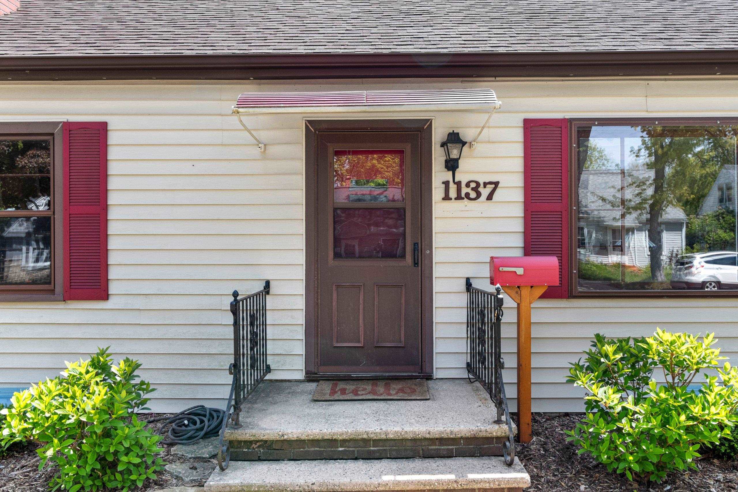 1137 E JARDIN Street