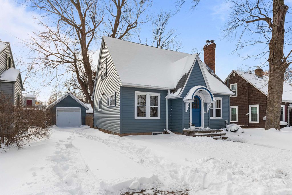Photo of 209 W PARKWAY Boulevard, APPLETON, WI 54911 (MLS # 50319134)