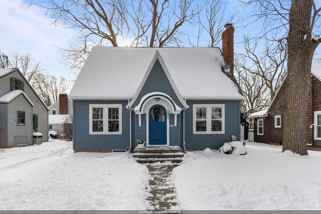 Photo of 209 W PARKWAY Boulevard, APPLETON, WI 54911 (MLS # 50319134)