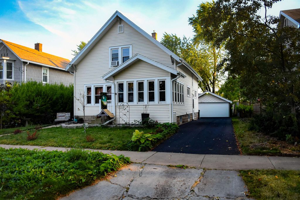Photo of 1011 W OKLAHOMA Street, APPLETON, WI 54914 (MLS # 50315410)