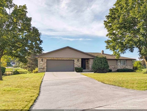 Photo of W4935 SUNSET LAKE Court, SHERWOOD, WI 54169 (MLS # 50332973)
