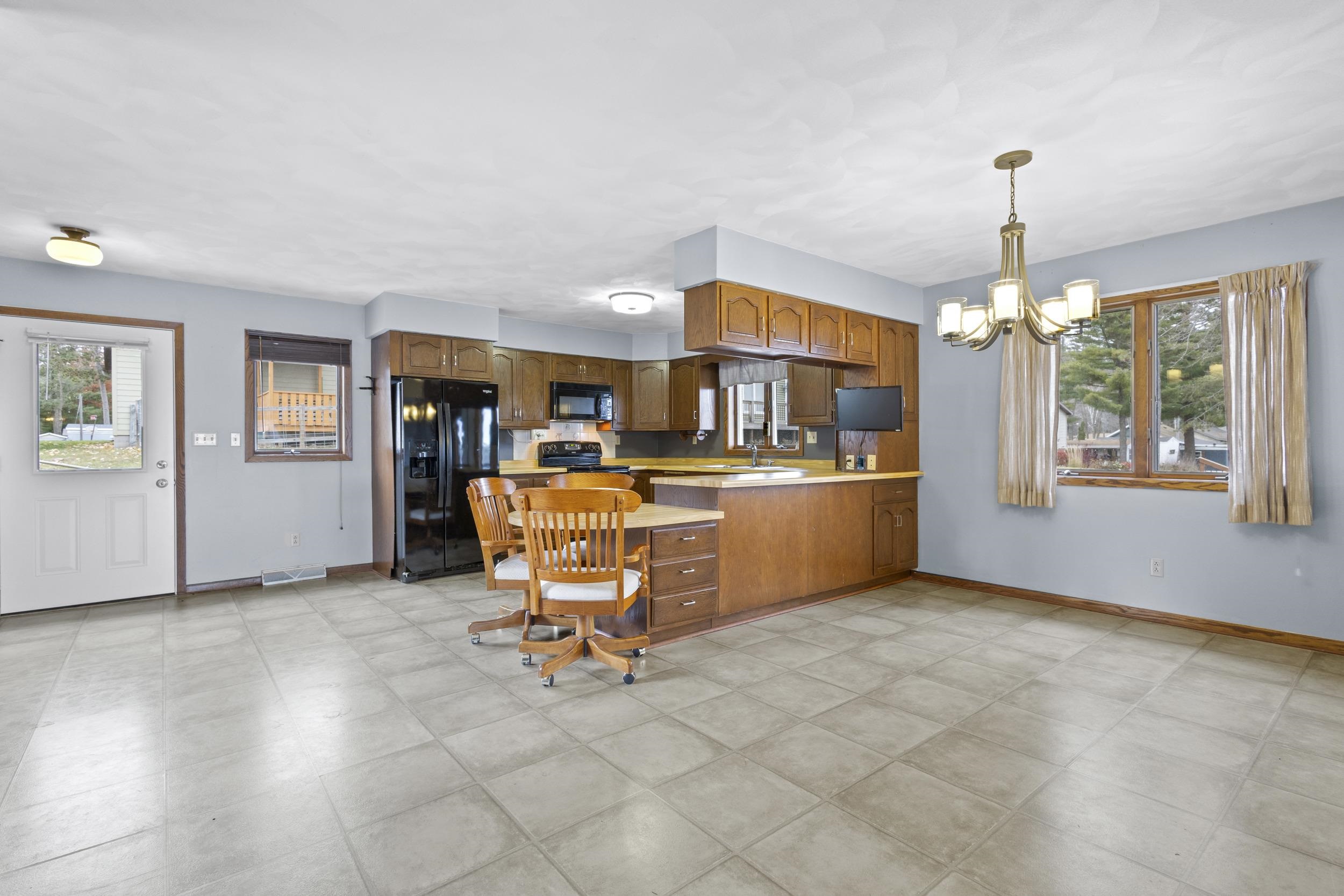 Clintonville, Wisconsin 54929, United States, 4 Bedrooms Bedrooms, ,2 BathroomsBathrooms,Residential,Active,242603