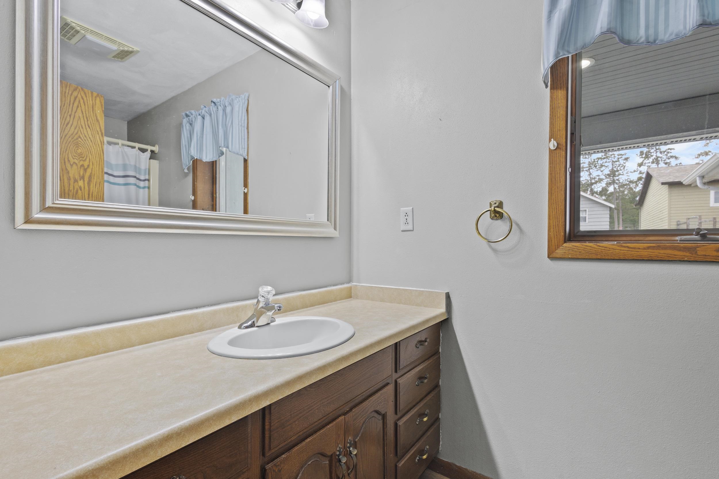 Clintonville, Wisconsin 54929, United States, 4 Bedrooms Bedrooms, ,2 BathroomsBathrooms,Residential,Active,242603