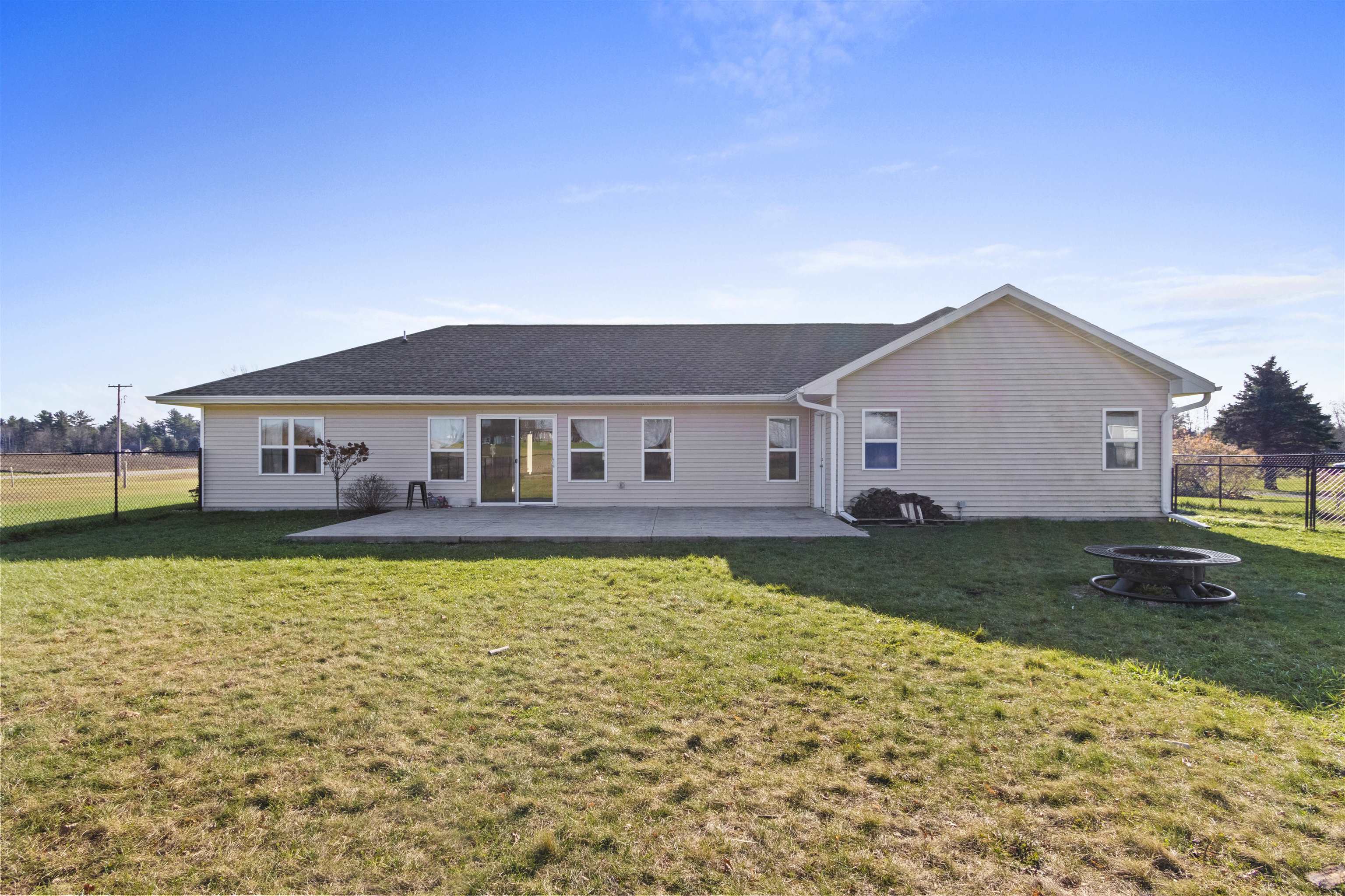 Shawano, Wisconsin 54166, United States, 3 Bedrooms Bedrooms, ,2 BathroomsBathrooms,Residential,Active,218682