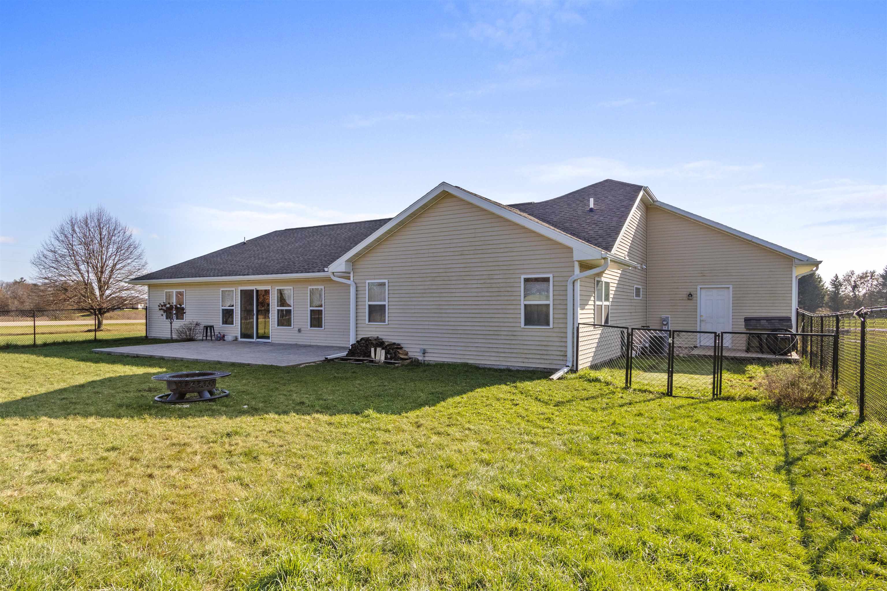 Shawano, Wisconsin 54166, United States, 3 Bedrooms Bedrooms, ,2 BathroomsBathrooms,Residential,Active,218682