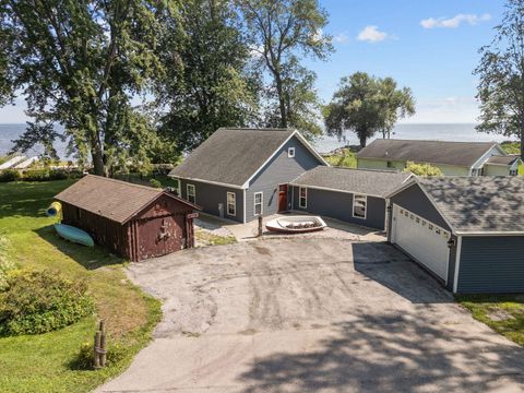 Photo of 1938 COTTAGE Road, LITTLE SUAMICO, WI 54141 (MLS # 50314298)