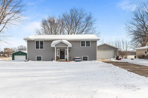 Photo of 714 GIESE Street, HORTONVILLE, WI 54944 (MLS # 50319268)