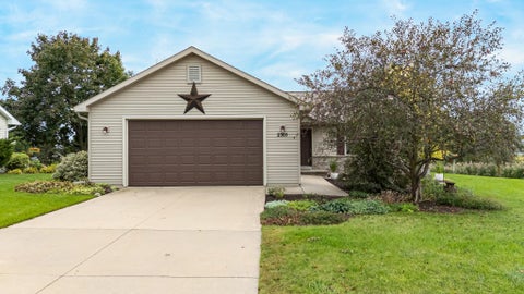 Photo of 2305 HEARTHSTONE Drive, KAUKAUNA, WI 54130 (MLS # 50332694)