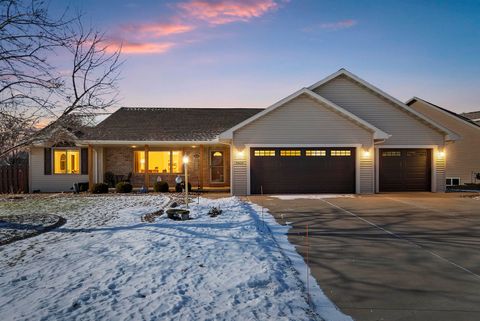 Photo of 1615 SHALLOW CREEK Court, GREEN BAY, WI 54313 (MLS # 50320020)