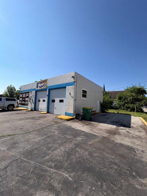 Photo of 605 DOUSMAN Street, GREEN BAY, WI 54303 (MLS # 50327318)