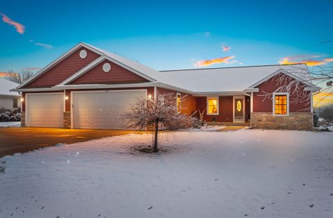 Photo of 1394 OLDE APPLE Lane, OSHKOSH, WI 54904 (MLS # 50318443)