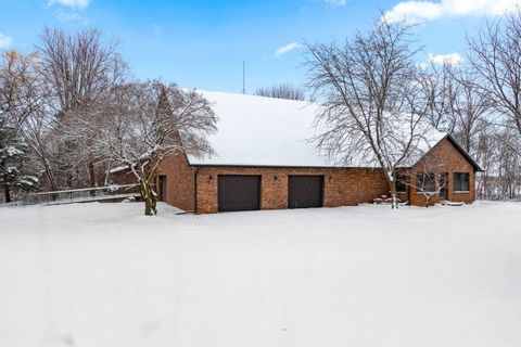 Photo of 3629 CREEKVIEW Road, GREEN BAY, WI 54115 (MLS # 50318532)