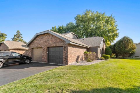 Photo of 62 SPENCER VILLAGE Court, APPLETON, WI 54914 (MLS # 50316289)
