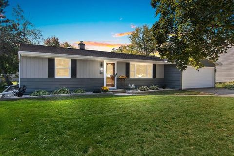 Photo of 424 FLORAL Drive, GREEN BAY, WI 54301 (MLS # 50316044)