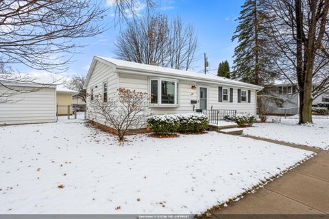 Photo of 2109 E COLLEGE Avenue, APPLETON, WI 54915 (MLS # 50318764)
