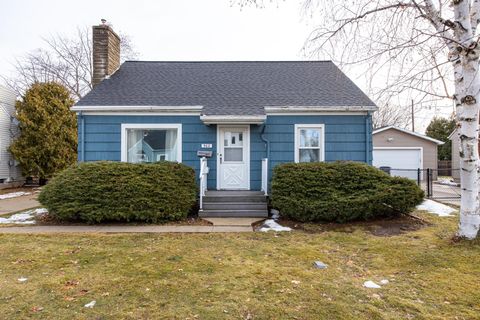 Photo of 962 HIGGINS Avenue, NEENAH, WI 54956 (MLS # 50319823)