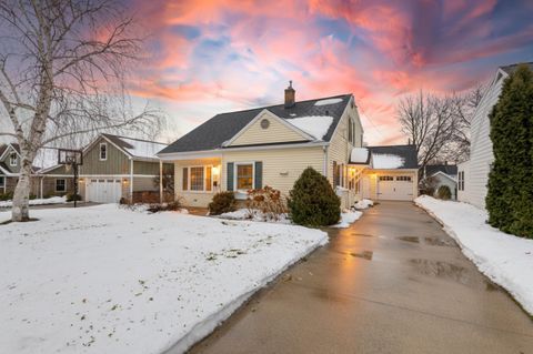 Photo of 710 CEDAR Street, NEENAH, WI 54956 (MLS # 50319406)