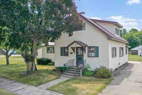Photo of 120 5TH Street, OCONTO, WI 54153 (MLS # 50330524)